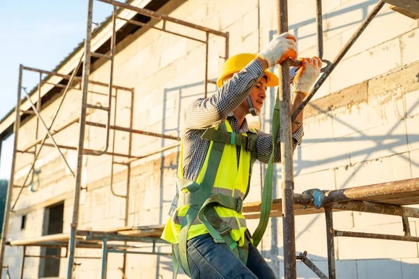 Byggnadsarbetare Med Säkerhetssele Och Säkerhetslinje Som Arbetar Hög Plats Byggarbetsplatsen — Stockfoto