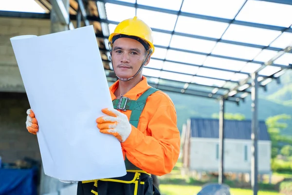 Operatori Tecnici Professionisti Che Lavorano Con Cianografie Cantiere — Foto Stock