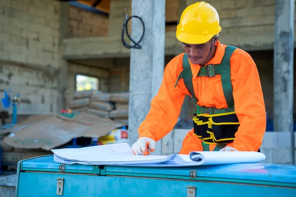 Ingegnere Lavoro Con Cianografie Davanti Cantiere — Foto Stock