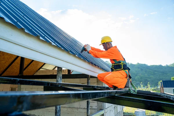 Roofer Worker Using Air Pneumatic Nail Gun Installing Asphalt Shingle — Stock Photo, Image