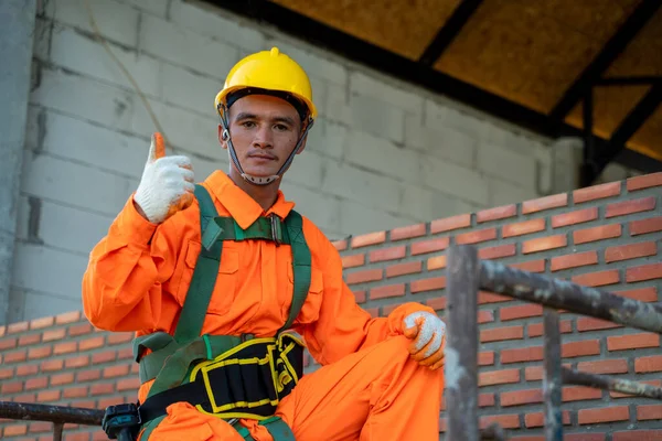 Bauarbeiter Montiert Ziegel Auf Baustelle — Stockfoto