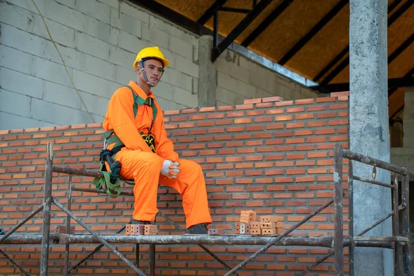 Trabalhador Construção Instalando Tijolos Canteiro Obras — Fotografia de Stock