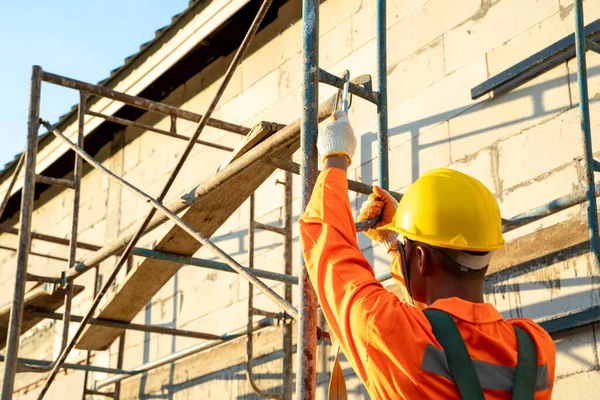 Trabalhador Construção Civil Usando Cinto Segurança Durante Trabalho Alto Lugar — Fotografia de Stock