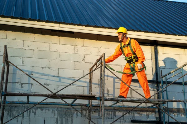 Trabalhador Construção Civil Usando Cinto Segurança Durante Trabalho Alto Lugar — Fotografia de Stock