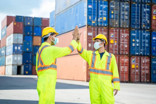 Foreman Trabalhadores Portuários Estão Sacudindo Cotovelos Cumprimentando Uns Aos Outros — Fotografia de Stock