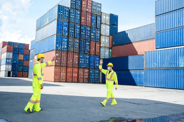 Foreman Trabalhadores Portuários Estão Sacudindo Cotovelos Cumprimentando Uns Aos Outros — Fotografia de Stock