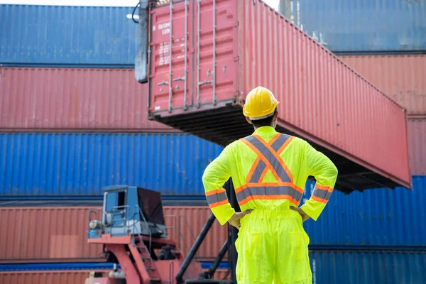 Container Worker Verificando Caixa Contêiner Para Exportação Logística Importação Doca — Fotografia de Stock