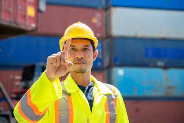 Capataz Asiático Trabalhando Verificando Caixa Contêiner Para Exportação Logística Importação — Fotografia de Stock