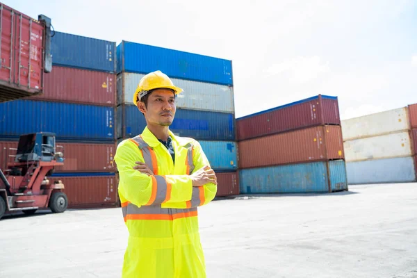 Container Worker Verificando Caixa Contêiner Para Exportação Logística Importação Doca — Fotografia de Stock