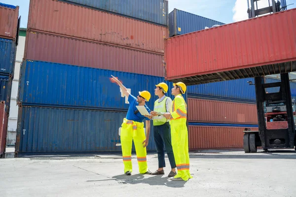 Pracovníci Provádějící Kontrolu Nákladních Kontejnerů Logistickém Skladu Koncepce Importu Exportu — Stock fotografie