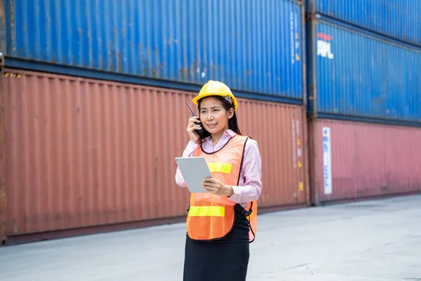 Trabalhadora Contenner Com Laptop Verificando Posição Carga Caixa Contêineres Transporte — Fotografia de Stock