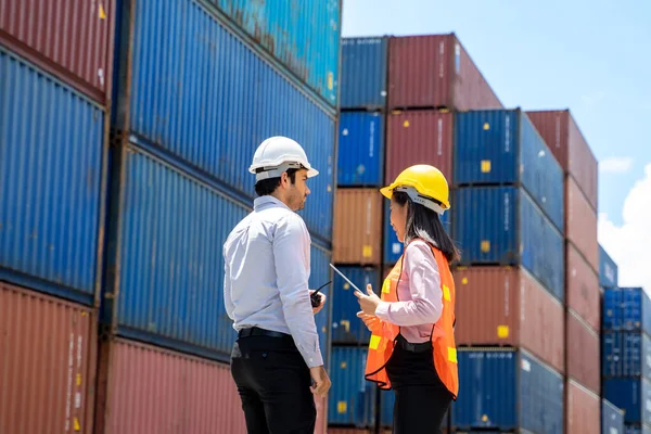 Empresário Empresária Trabalhando Juntos Carga Contêineres Conceito Transporte Armazém Para — Fotografia de Stock