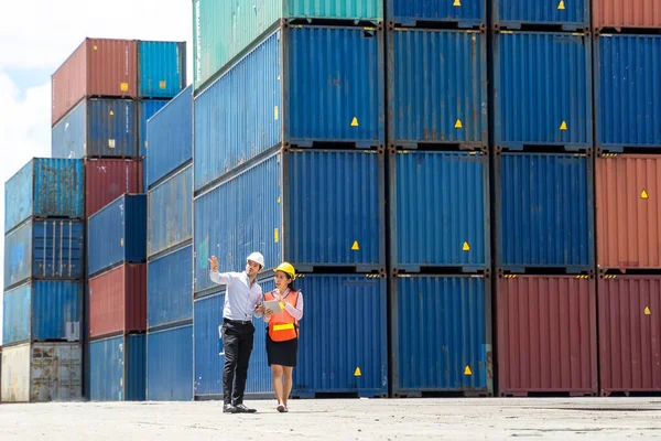 Empresário Empresária Trabalhando Juntos Carga Contêineres Conceito Transporte Armazém Para — Fotografia de Stock