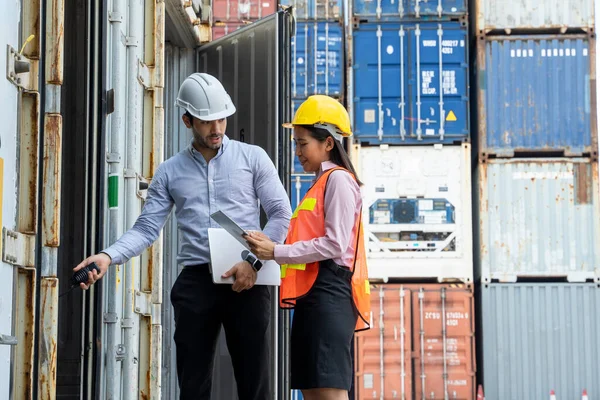 Empresário Empresária Trabalhando Juntos Carga Contêineres Conceito Transporte Armazém Para — Fotografia de Stock