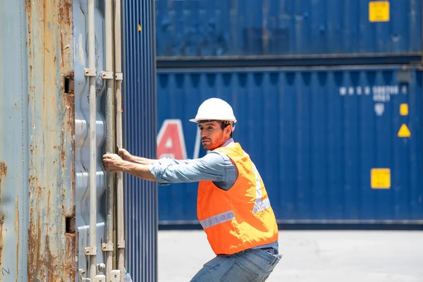 Trabalhador Auxiliar Que Trabalha Armazém Contêineres Conceito Transporte — Fotografia de Stock