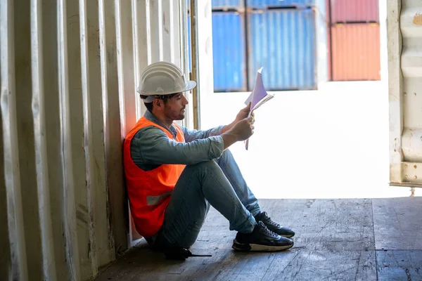 Container Trabalhador Sentado Falhou Estressado Contêiner Carga Crise Trabalho — Fotografia de Stock