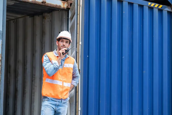 Trabalhador Contentor Falar Sobre Walkie Talkie Estaleiro — Fotografia de Stock