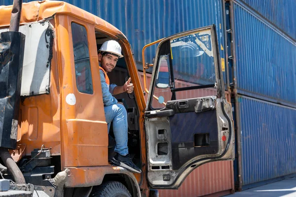 Capataz Muestra Señal Pulgar Hacia Arriba Que Trabaja Puerto Carga —  Fotos de Stock