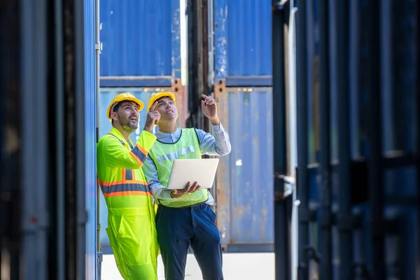 Capataz Almacén Logístico Utilizando Lista Comprobación Portátil Cajas Contenedores Carga — Foto de Stock