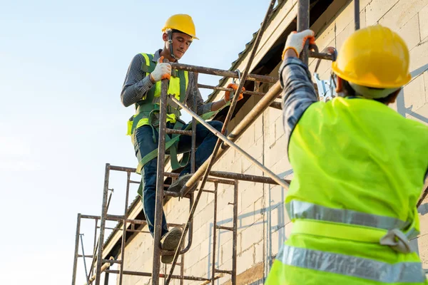 Travailleur Construction Portant Une Ceinture Sécurité Pendant Travail Hauteur Concept — Photo