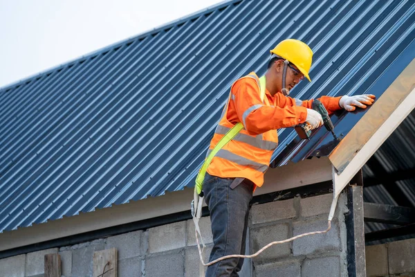 Roofer Usando Pistola Prego Pneumático Instalação Chapa Metálica Telhado Superior — Fotografia de Stock