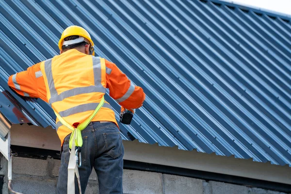 Roofer Που Εργάζονται Για Δομή Οροφής Του Κτιρίου Στο Εργοτάξιο — Φωτογραφία Αρχείου