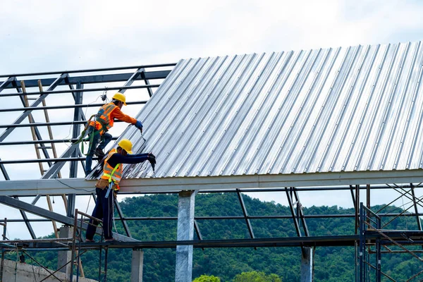 Trabalhador Telhado Uso Uniforme Proteção Luvas Instalação Telhado Novo Conceito — Fotografia de Stock