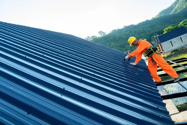 Trabalhador Construção Instala Novo Telhado Canteiro Obras Broca Elétrica Usada — Fotografia de Stock