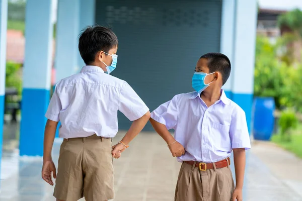 Los Niños Asiáticos Uniforme Escolar Que Usan Máscara Protectora Para — Foto de Stock