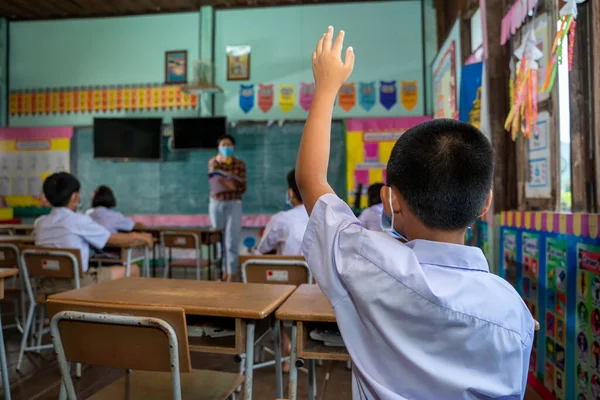 Estudiante Asiático Con Las Manos Alto Durante Aprendizaje Aula Escuela — Foto de Stock