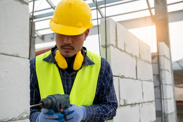 Bauarbeiter Mit Einem Bohrwerkzeug Zum Bohren Belüfteter Ziegel Auf Baustelle — Stockfoto