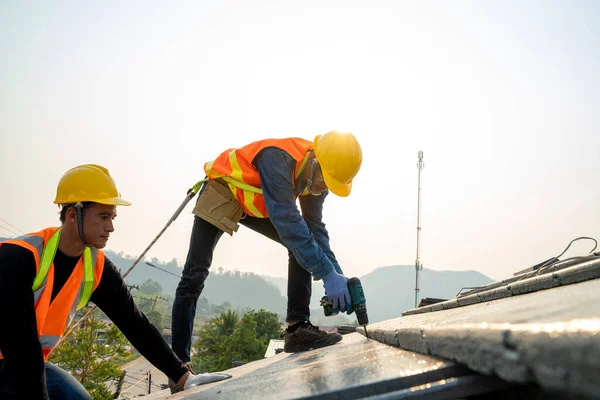 Travailleur Construction Portant Une Ceinture Sécurité Pendant Travail Sur Structure — Photo