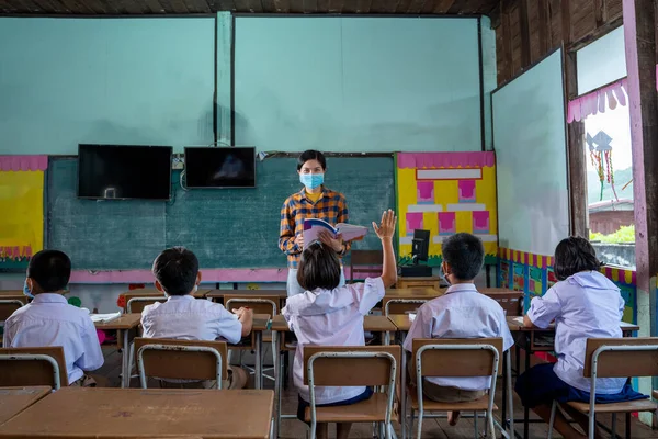 Estudiante Niños Asiáticos Usa Mascarilla Aprendizaje Aula Escuela Primaria Estudiante — Foto de Stock