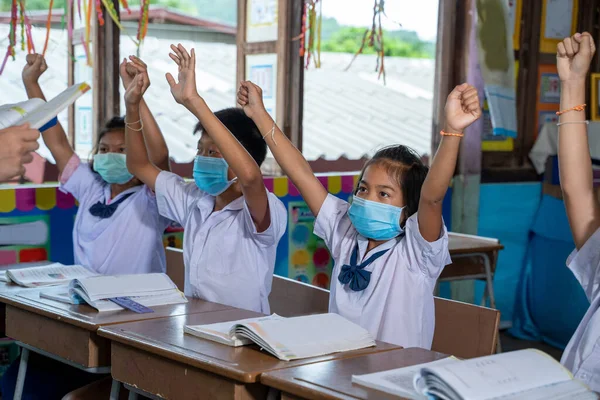 Estudiante Niños Asiáticos Usa Mascarilla Aprendizaje Aula Escuela Primaria Estudiante — Foto de Stock