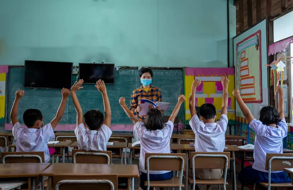 Niños Escuela Usando Máscara Protectora Para Proteger Contra Aprendizaje Covid — Foto de Stock