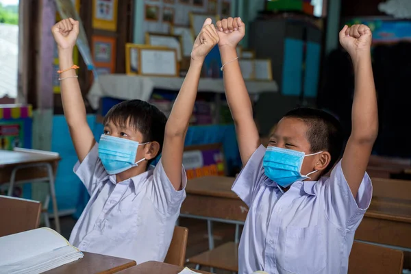 Niños Escuela Usando Máscara Protectora Para Proteger Contra Aprendizaje Covid — Foto de Stock
