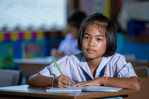 Estudiantes Asiáticos Primaria Con Uniforme Que Estudian Juntos Aula Educación — Foto de Stock