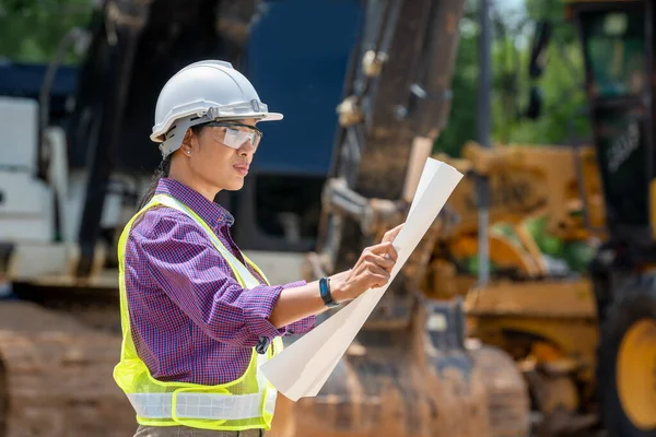 工程师或建筑师妇女在工地拿着装载卡车的设计图 在工地拿着工程车的设计图 — 图库照片