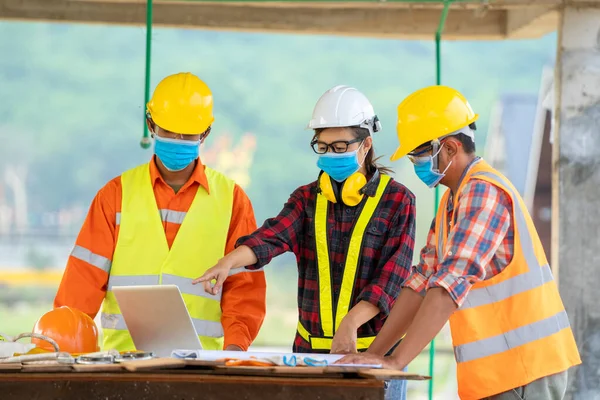 Team Ingenjörer Och Arkitekter Bär Skyddsmask För Att Skydda Mot — Stockfoto