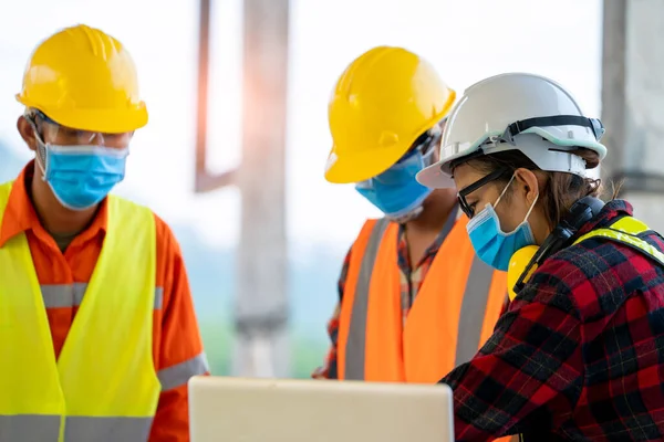 Arquitetos Discutem Com Engenheiro Sobre Projeto Construção Canteiro Obras — Fotografia de Stock