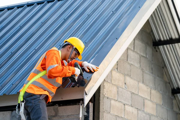 Dachdecker Arbeitet Dach Des Neubaus Elektrobohrer Auf Neuen Dächern Mit — Stockfoto