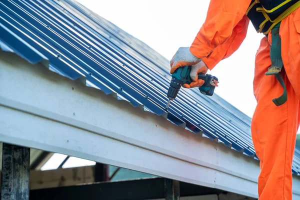 Trabalhador Telhado Desgaste Uniforme Proteção Instalando Novo Telhado Conceito Edifício — Fotografia de Stock