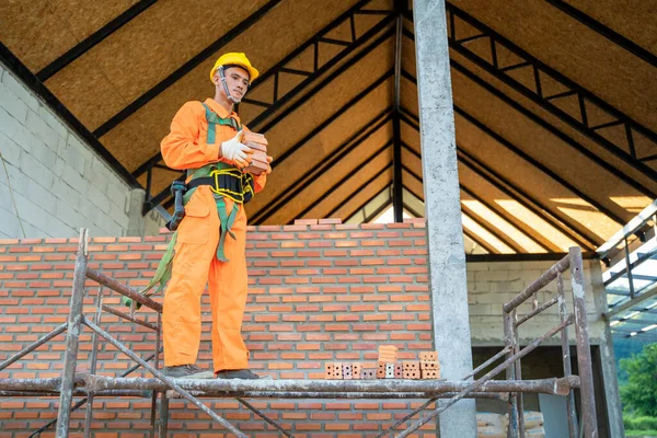 Trabalhadores Construção Civil Que Instalam Tijolos Estaleiro — Fotografia de Stock