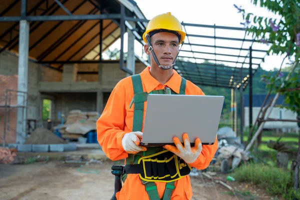 Ingénieur Travaillant Avec Ordinateur Portable Sur Projet Architectural Sur Chantier — Photo