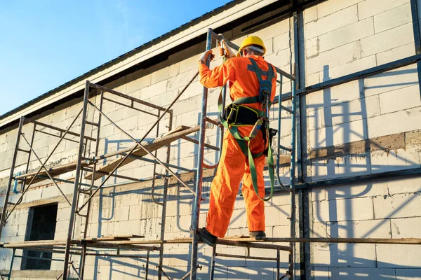 建筑工人在高层工作时佩戴安全带 在建住宅概念 — 图库照片