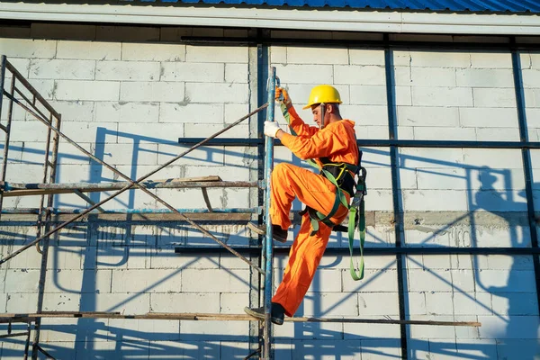 建筑工人在工地工作时佩戴安全绳 — 图库照片