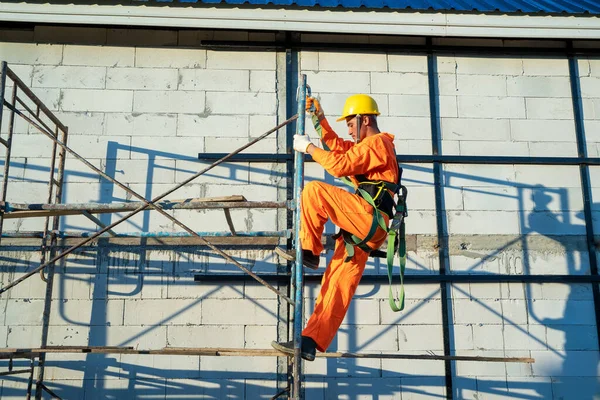 Travailleurs Construction Portant Une Ligne Sécurité Pendant Leur Travail Sur — Photo