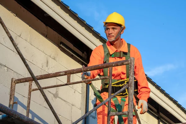 Travailleurs Construction Portant Une Ligne Sécurité Pendant Leur Travail Sur — Photo