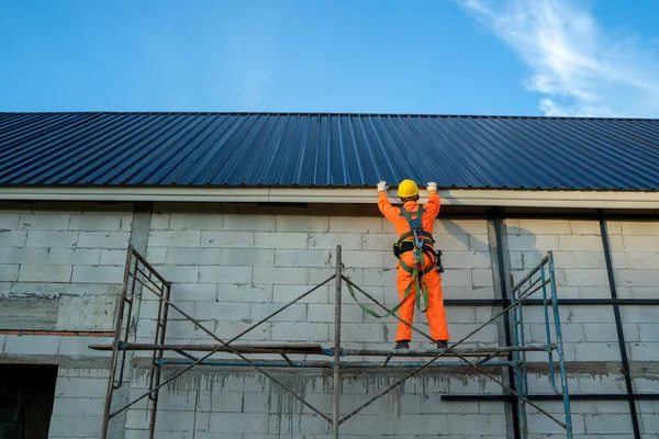 Trabalhador Telhado Desgaste Uniforme Proteção Linha Segurança Trabalhando Instalar Novo — Fotografia de Stock