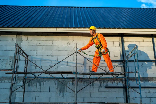 Travailleurs Construction Portant Une Ligne Sécurité Pendant Leur Travail Sur — Photo